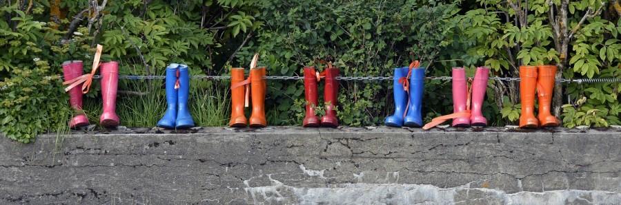 Gummistiefel auf einer Wäscheleine