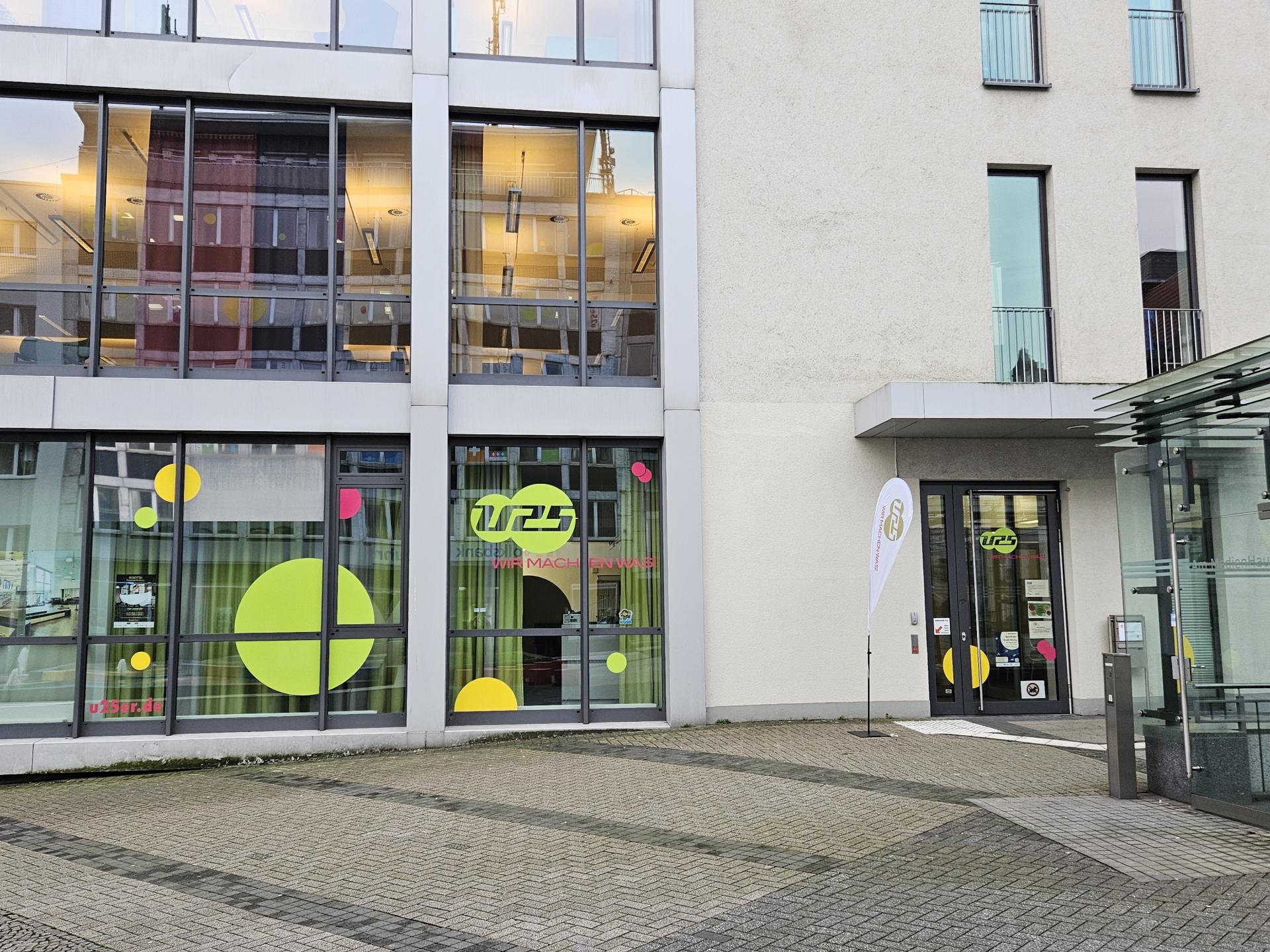 Vorderansicht des U25 Hauses am Synagogenplatz