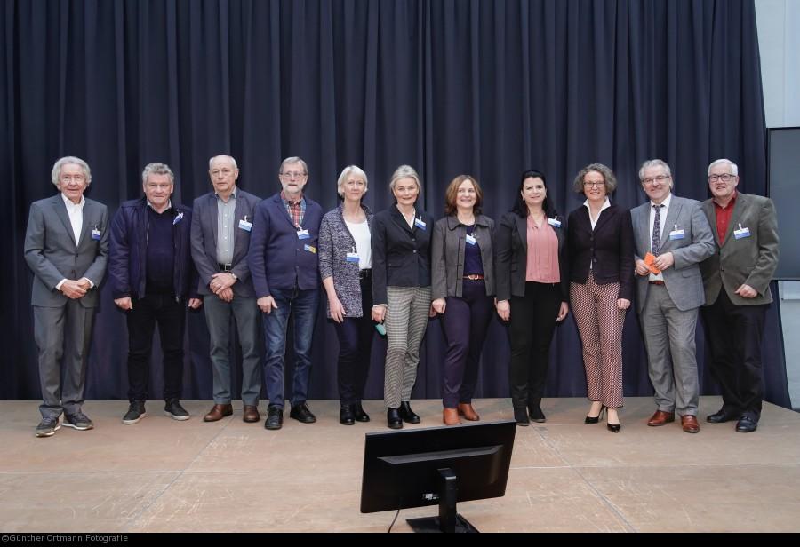 Europaminister 2021 Dr. Stephan Holthoff-Pförtner (links) und Kommunalministerin 2021 Ina Scharrenbach (3. von rechts) gratulieren Oberbürgermeister Marc Buchholz (2. von rechts), Sabine Kuzma (4. von rechts, Geschäftsführerin Städtepartnerschaften) und Dr. Gerhard Ribbrock (ganz rechts, Städtepartnerschaftsverein)