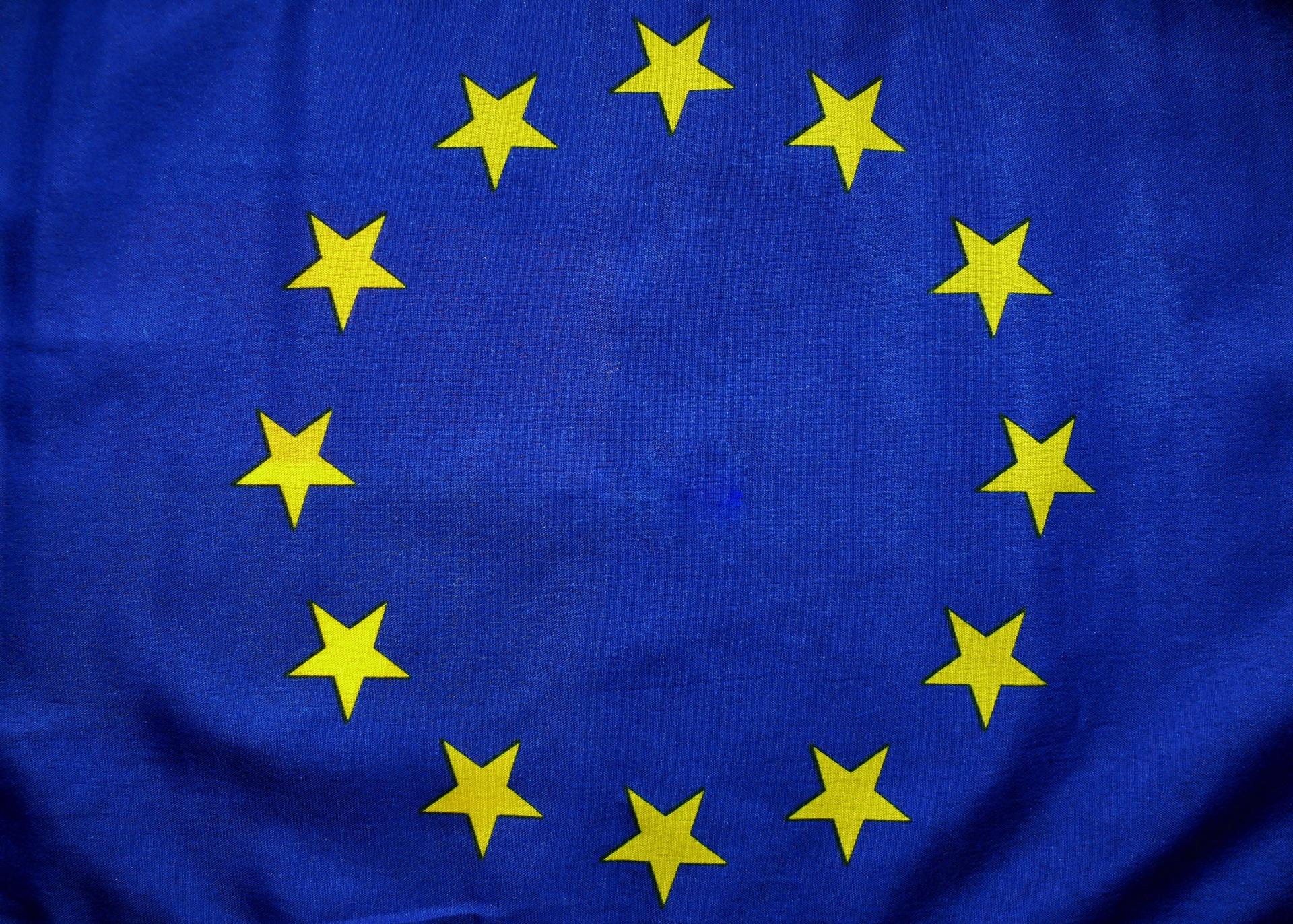 Die Europaflagge ist blau mit einem Kreis aus zwölf goldenen Sternen. Die Sterne stehen für Einheit, Solidarität und Harmonie der europäischen Völker.