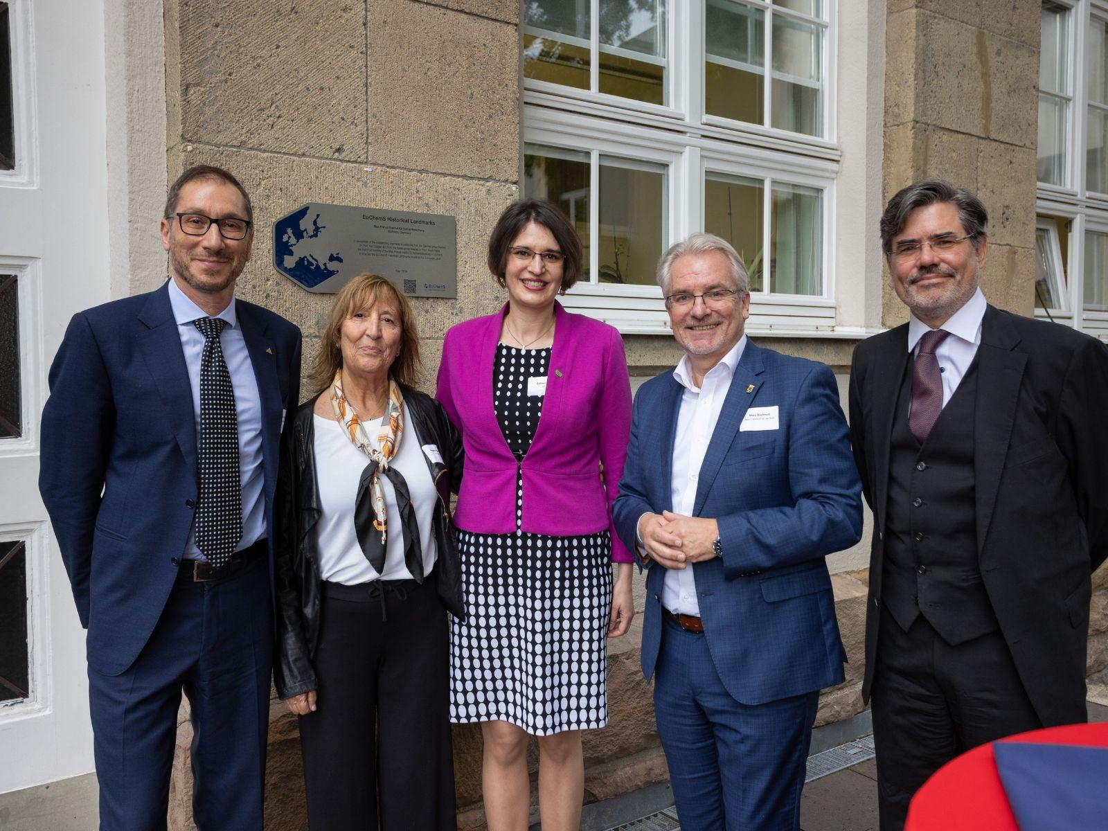 Anbringung Plakette Historical Landmark Award am Max-Planck-Institut für Kohlenforschung in Mülheim an der Ruhr