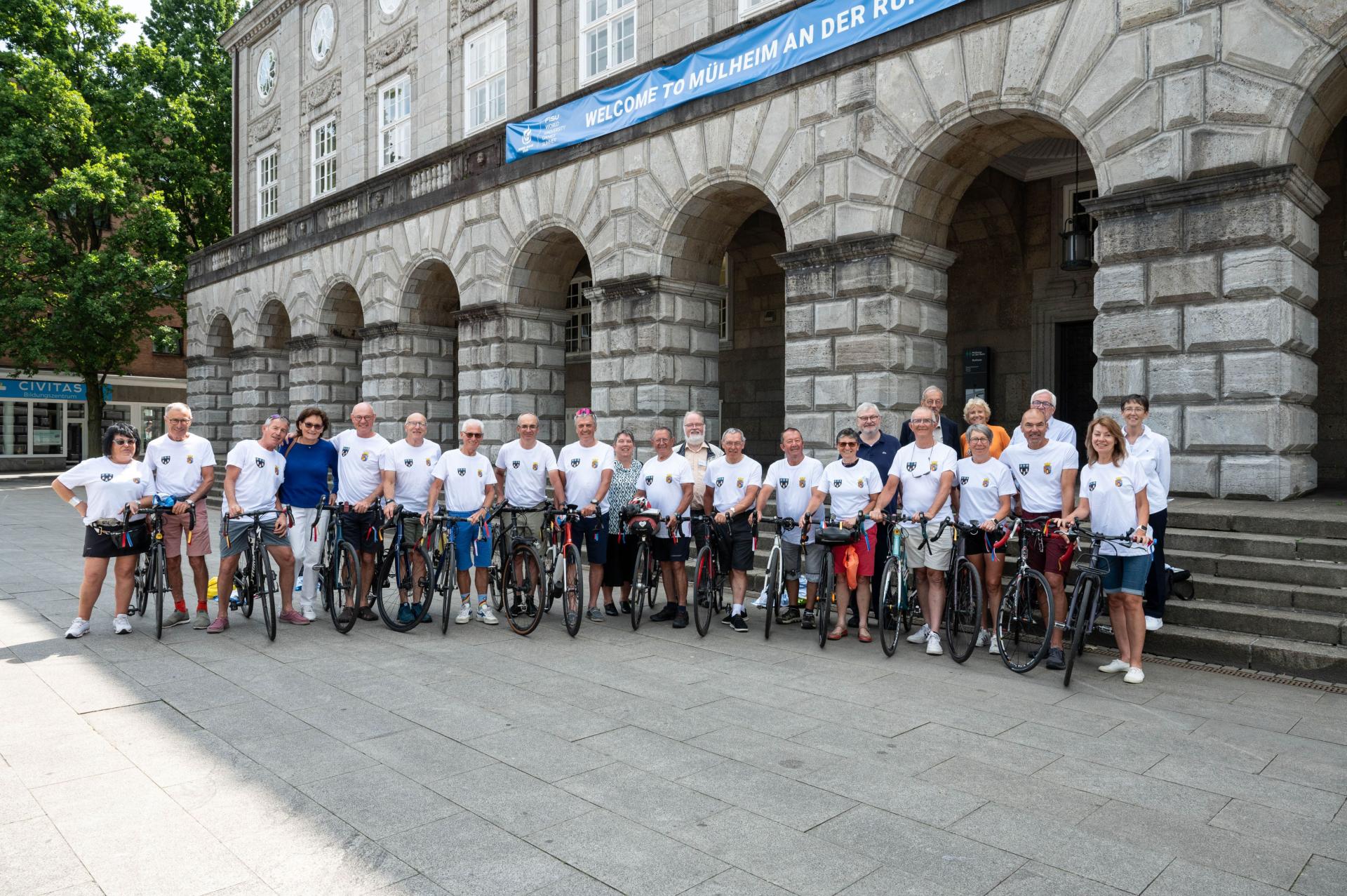 Radfahrerinnen und Radfahrer aus der französischen Partnerstadt Tours mit Bürgermeister Markus Püll (9.v.re.), Vertreterinnen und Vertretern des Fördervereins Mülheimer Städtepartnerschaften e.V.,  des Radclubs Sturmvogel e.V und des RTC Mülheim an der Ruhr e.V..