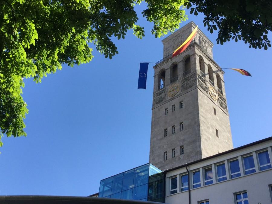 Rathausturm mit drei gehissten Flaggen. 