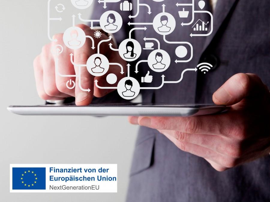 Eine Person hält eine Tablet in den Händen. Über dem Tablet befinden sich verschiedene Symbole der Digitalisierung. Unten im Bild erscheint das EU-Logo mit der Aufschrift Finanziert von der Europäischen Union - NextGenerationEU.