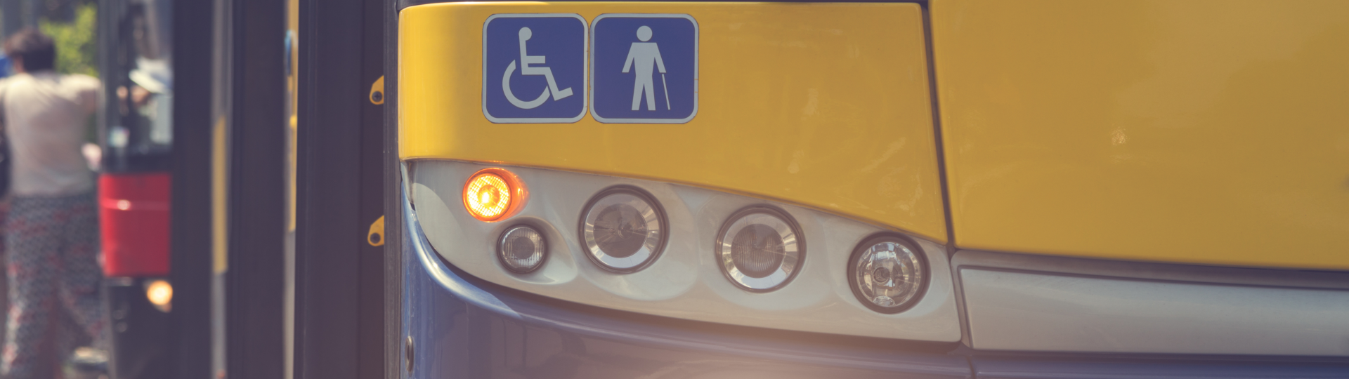 Ein gelber Bus mit geöffneten Türen.