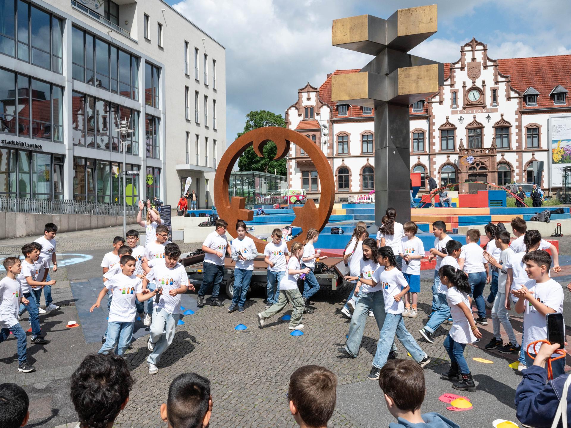 Schüler*innen der Pestalozzi-Schule bei einer Tanz-Choreografie