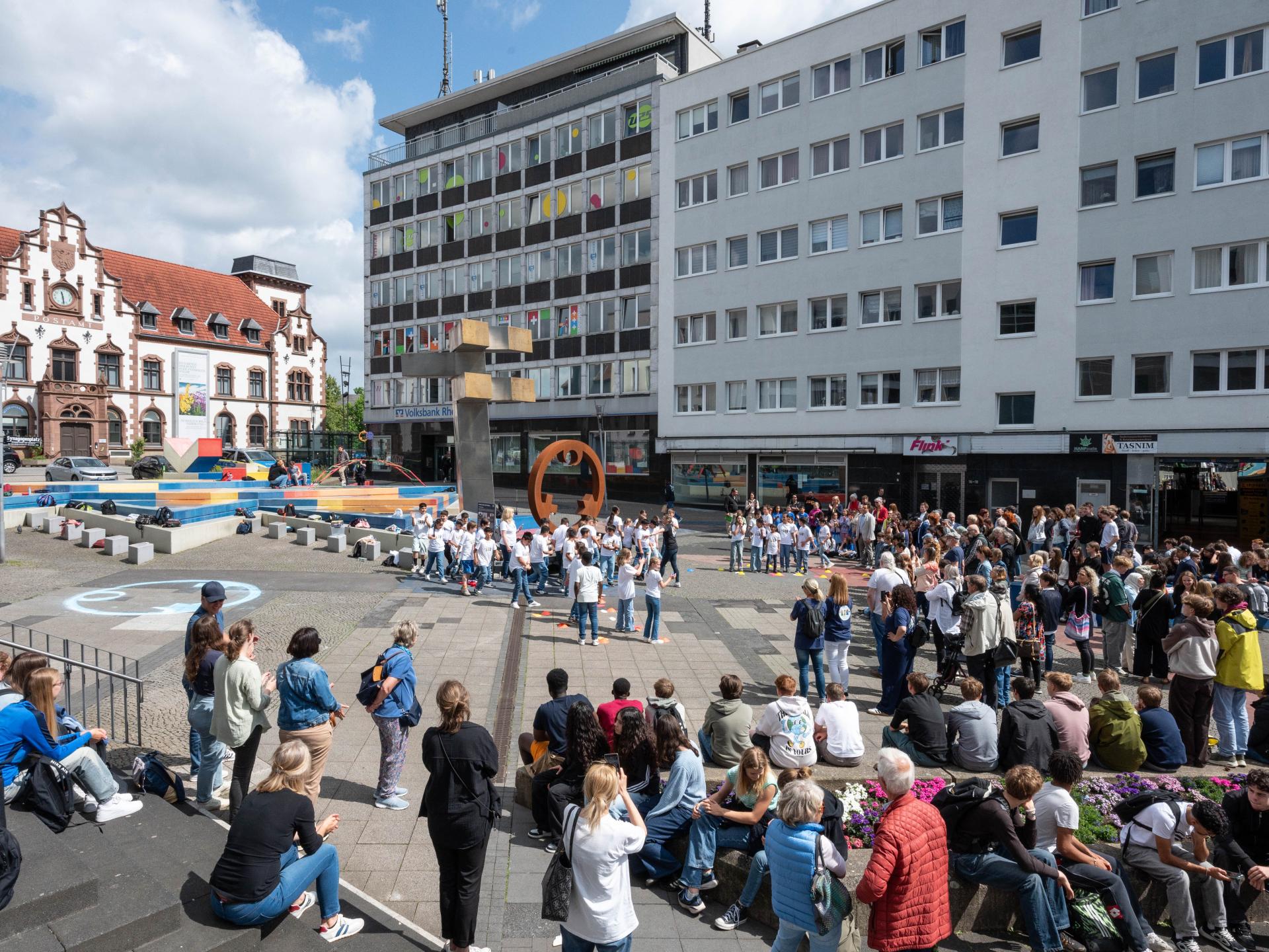 Empfang der Großskulptur am 02. Juni auf dem Synagogenplatz.