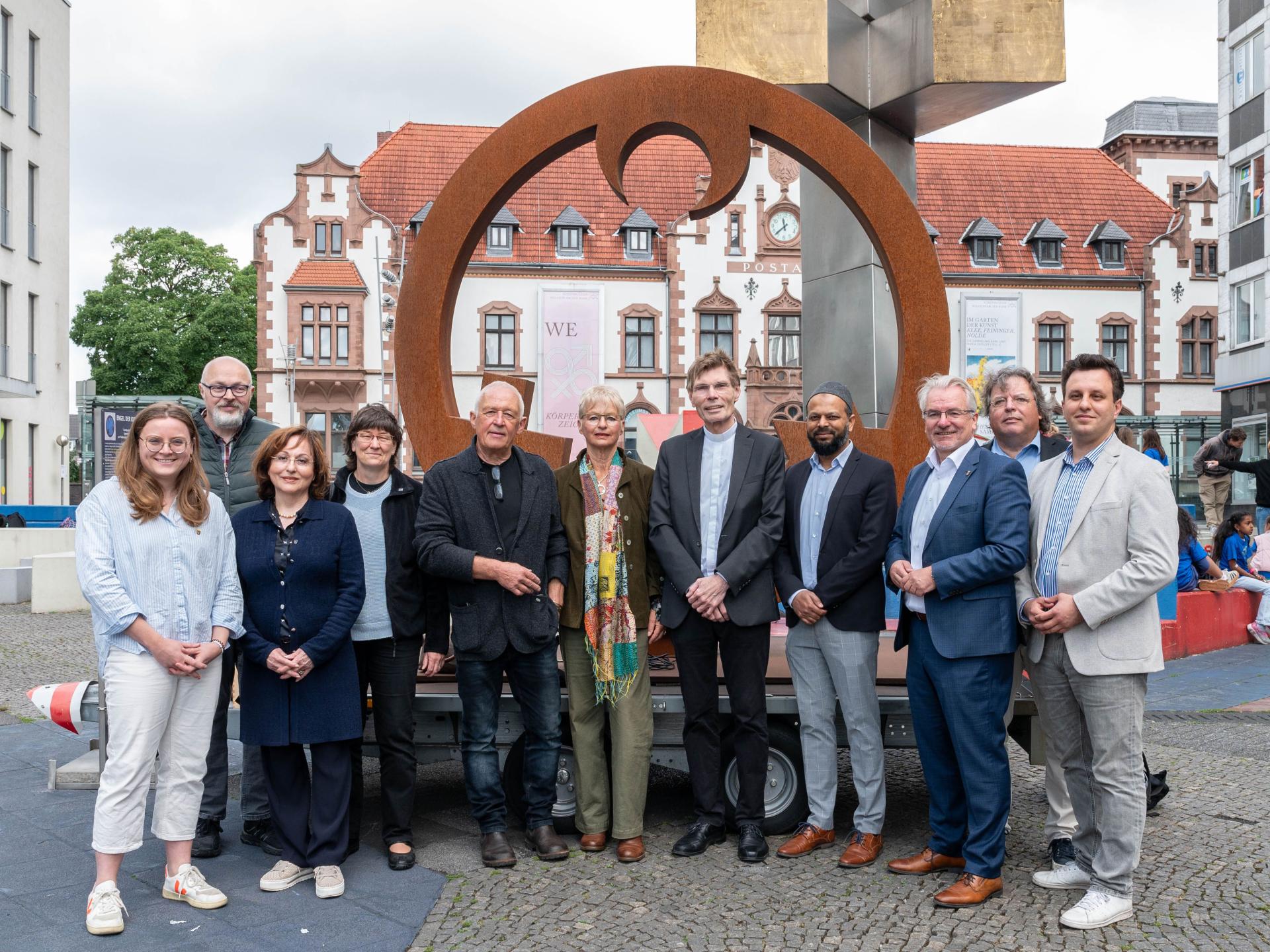 Oberbürgermeister; Vertreter*innen der Religionen und politische Vertreter empfangen die Großskulptur.