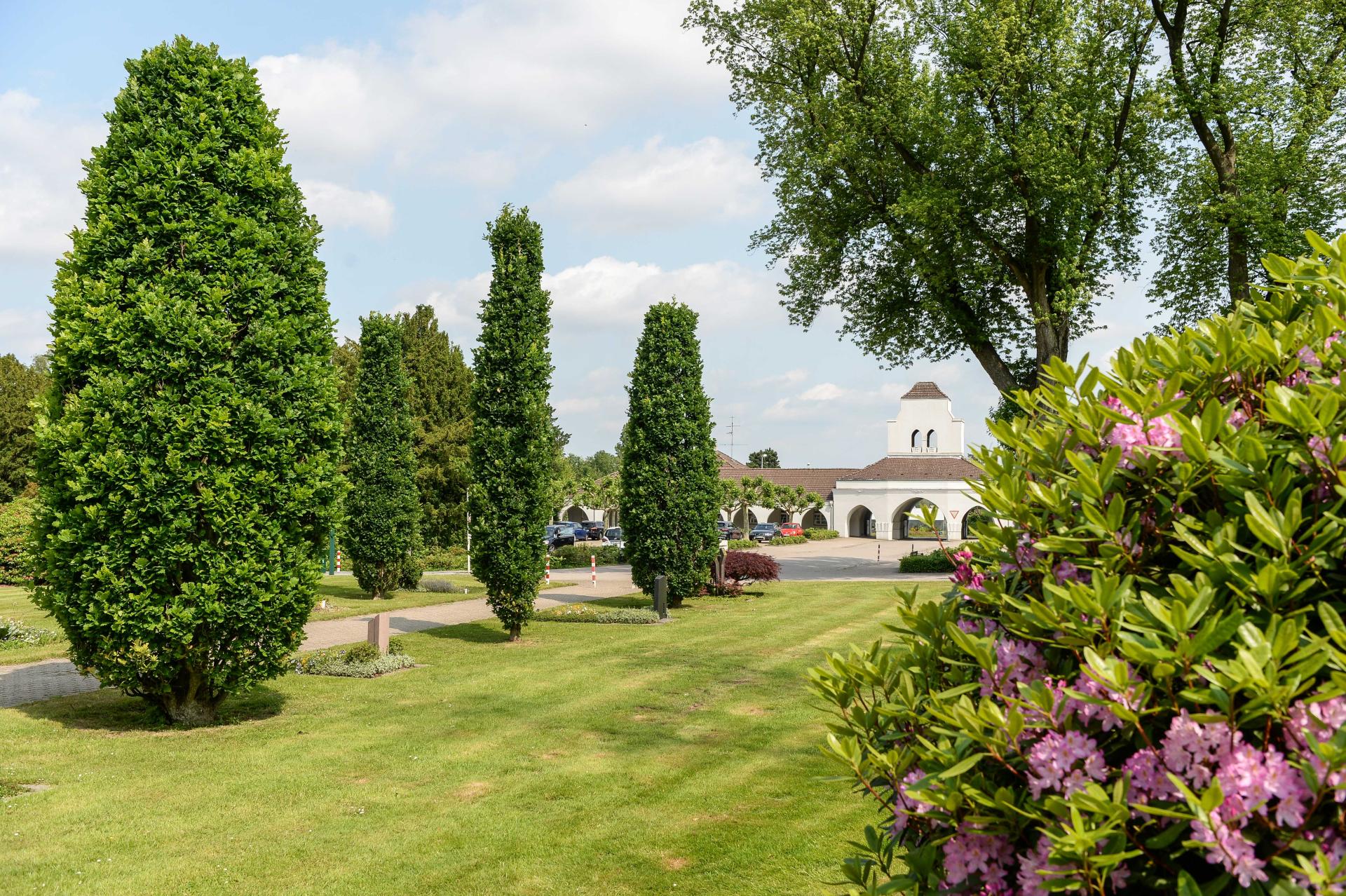 Blick auf das Friedhofsgebäude am Hauptfriedhof schräg von der Eichenallee aus