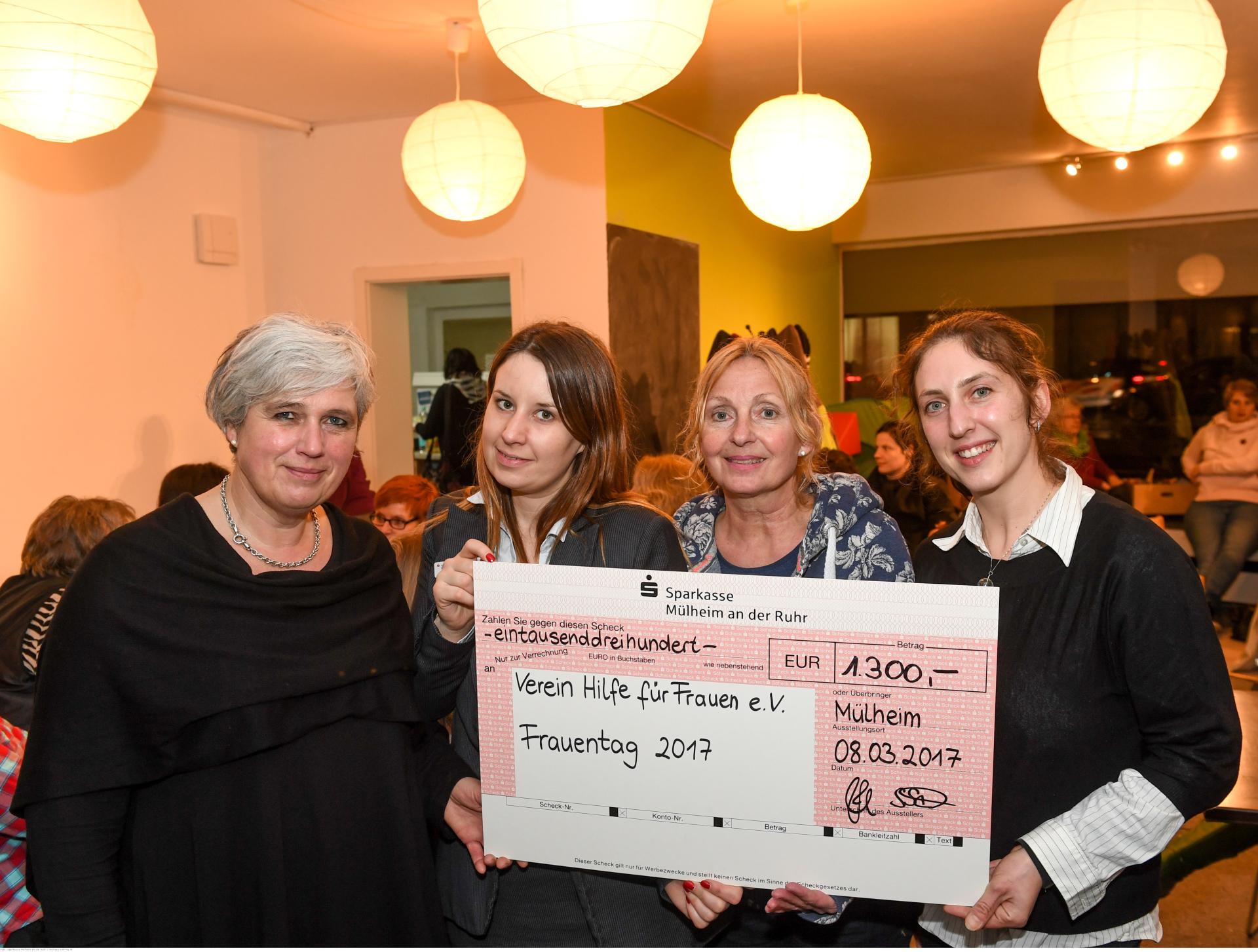 heckübergabe an das Frauenhaus: (v. l.) Birgit Weustermann (HRW), Sandra Schlicht (Sparkasse Mülheim), Antje Buck (Stadt Mülheim), und Nora Thurow (Verein Hilfe für Frauen). Gabriele Schmidt (Finanzamt Mülheim) war leider verhindert.