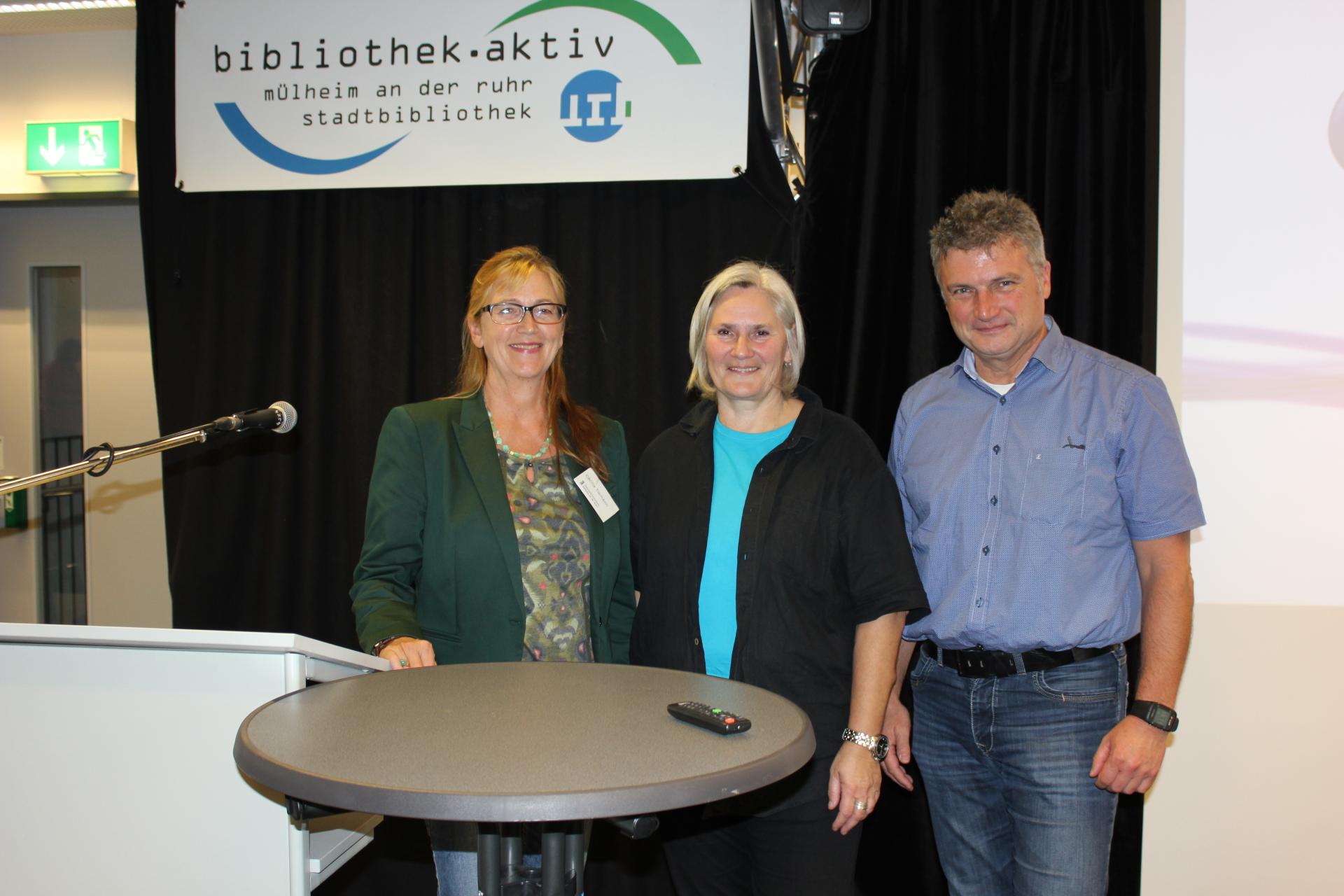 Martina Böhmer, Leiterin der Landesfachstelle Trauma und Leben im Alter, Region Nordrhein, (Bildmitte) und Jörg Marx, hielten Vorträge zum Thema Trauma und Leben im Alter und Vernetzung innerhalb der Mülheimer Pflegeeinrichtungen. Cäcilia Tiemann(links im Bild), stellvertretende Gleichstellungsbeauftragte und Moderatorin des Runden Tisches gegen häusliche Gewalt, hat die Veranstaltung moderiert.