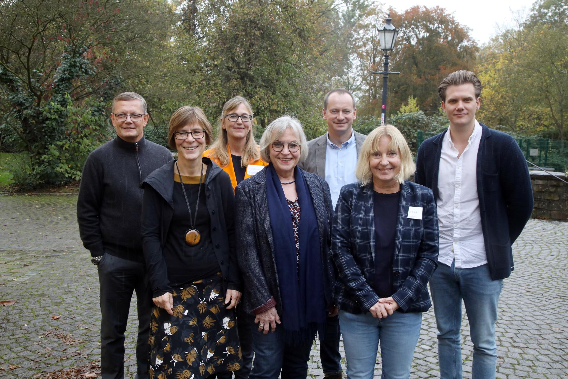  (von links) Michael May (Referent), Henrike Krüsmann (Referentin), Cäcilia Tiemann (stellv. Gleichstellungsbeauftragte, Runder Tisch gegen häusliche Gewalt), Margarete Wietelmann (Bürgermeisterin), Thomas Konietzka (Leiter Sozialamt), Antje Buck (Gleichstellungsbeauftragte), Marc Heiderhoff (Referent, Kommunaler Sozialer Dienst)