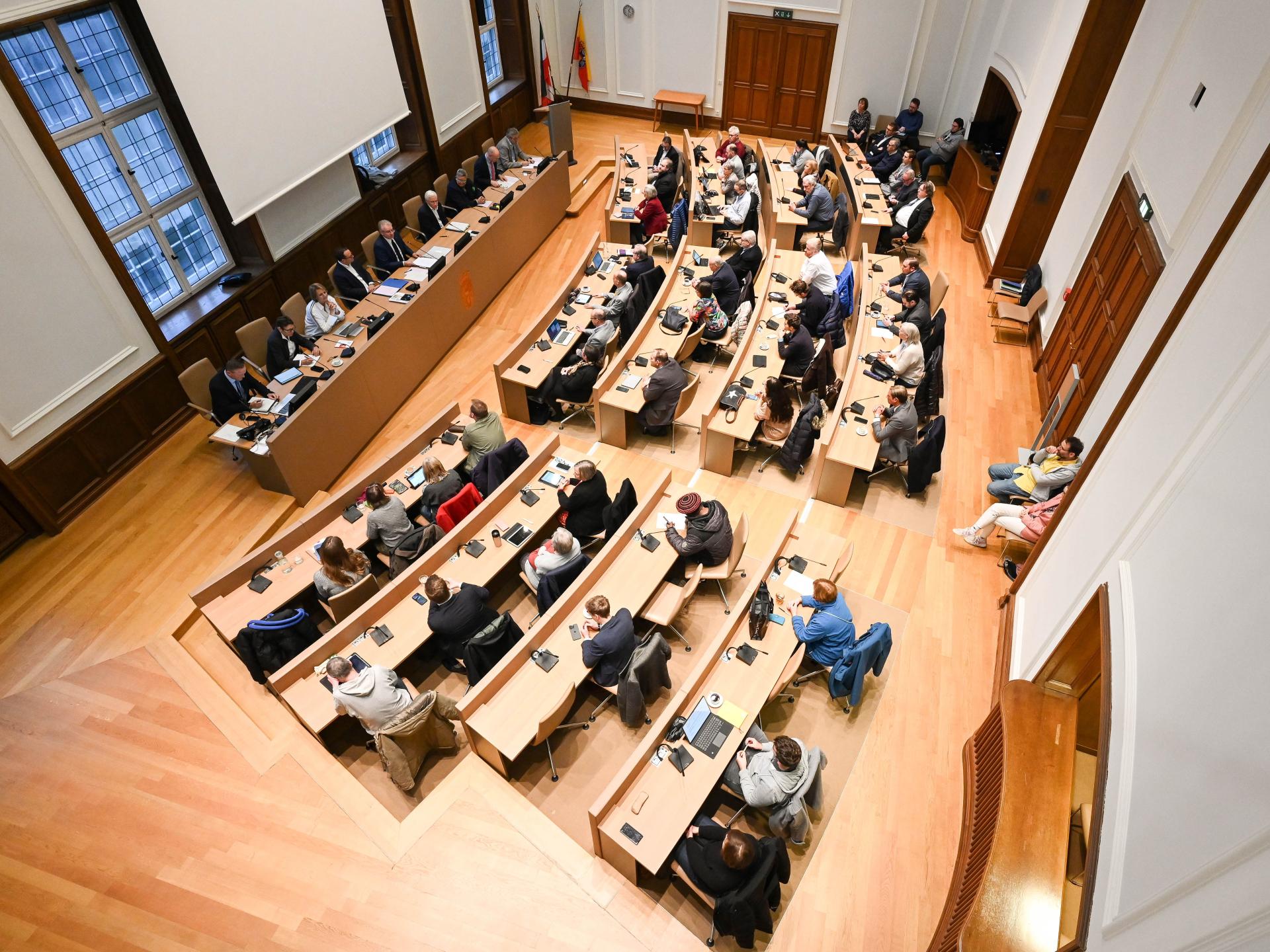 Blick von der Zuschauertribüne auf den voll besetzten Ratssaal