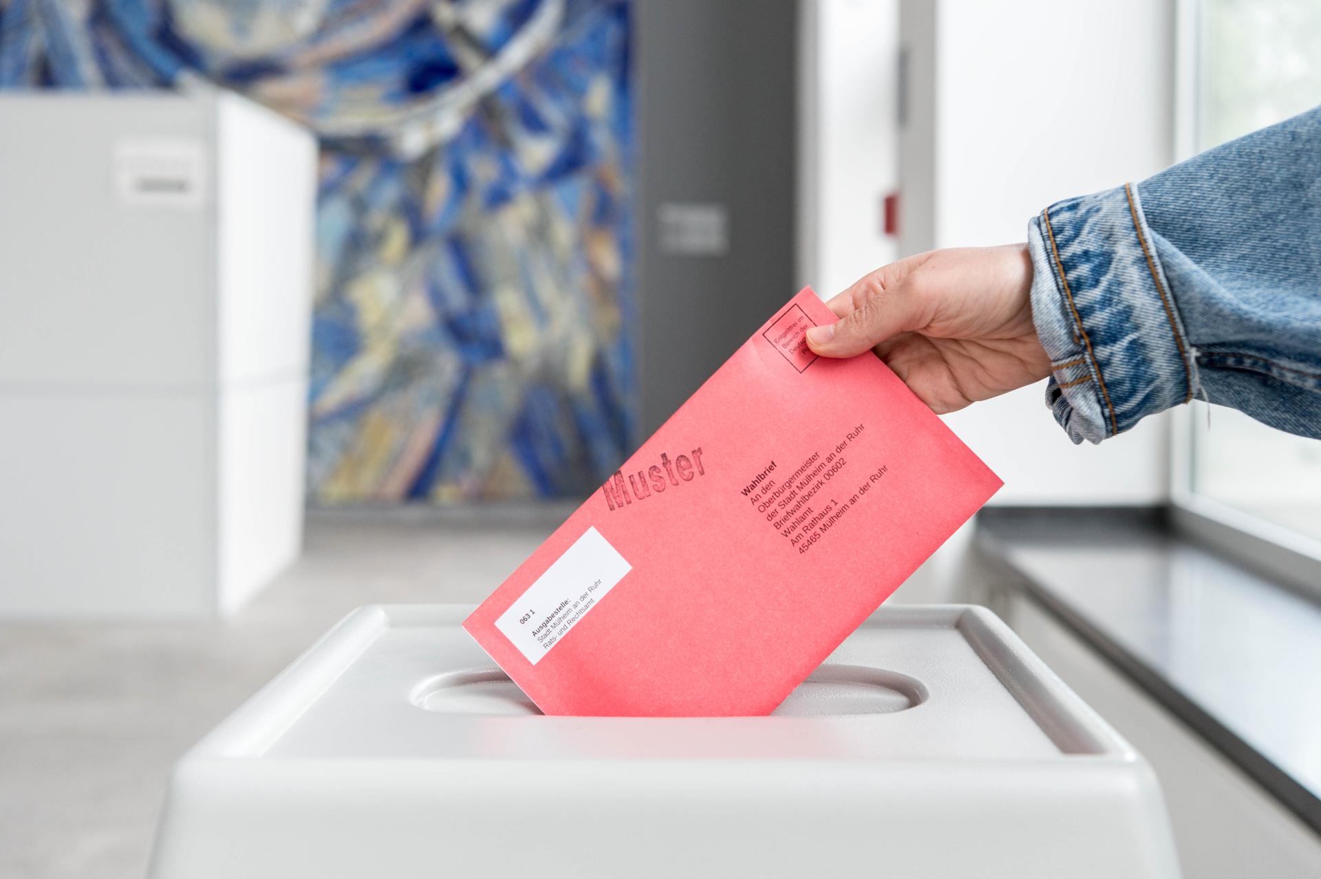 Auf dem Foto ist ein Umschlag mit der Stimmzetteln zur Europawahl 2024 abgebildet
