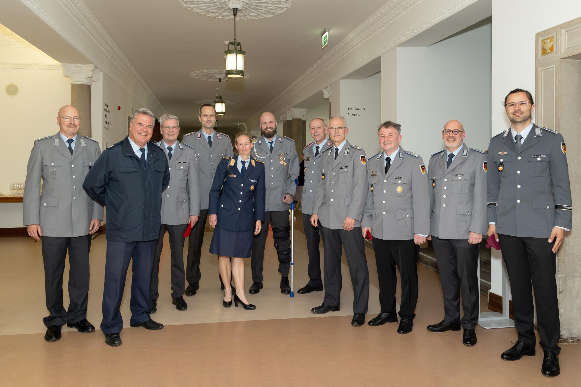 Einige der geladenen Gäste vom Landeskommando Nordrhein-Westfalen, vom Kreisverbindungskommando Mülheim an der Ruhr, von der Marineoperationsschule Bremerhaven sowie Vertreter der Marinekameradschaft sind für ein Gruppenfoto zusammengekommen.