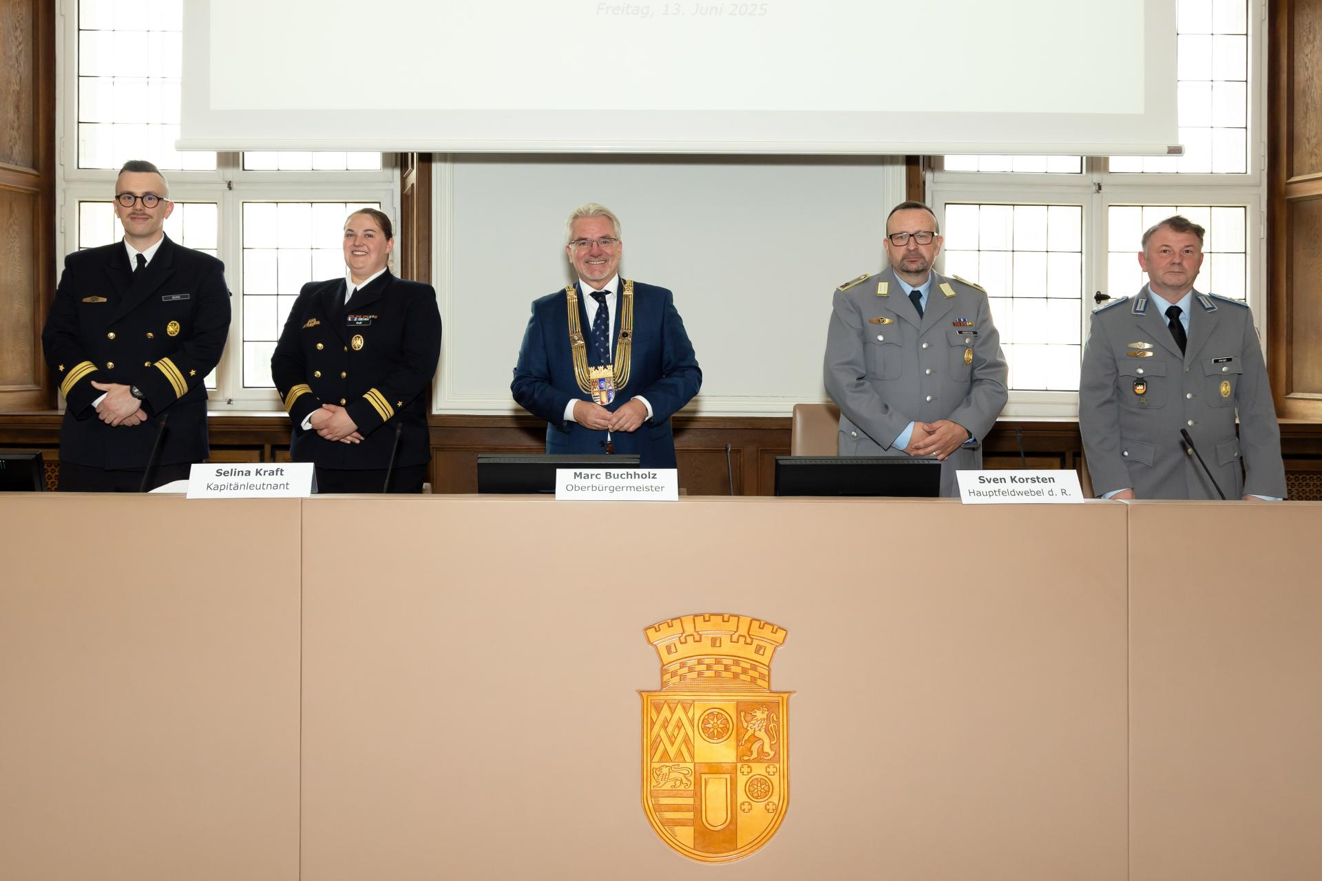 Begehen gemeinsam den ersten Veteranentag (v.li.n.re.): Von der Marineoperationsschule Bremerhaven Kapitänleutnant Martin Iburg, Kapitänleutnant Selina Kraft, Oberbürgermeister Marc Buchholz, Hauptfeldwebel d.R. Sven Korsten und Oberstleutnant Thorsten Gerigk vom Landeskommando Nordrhein-Westfalen.