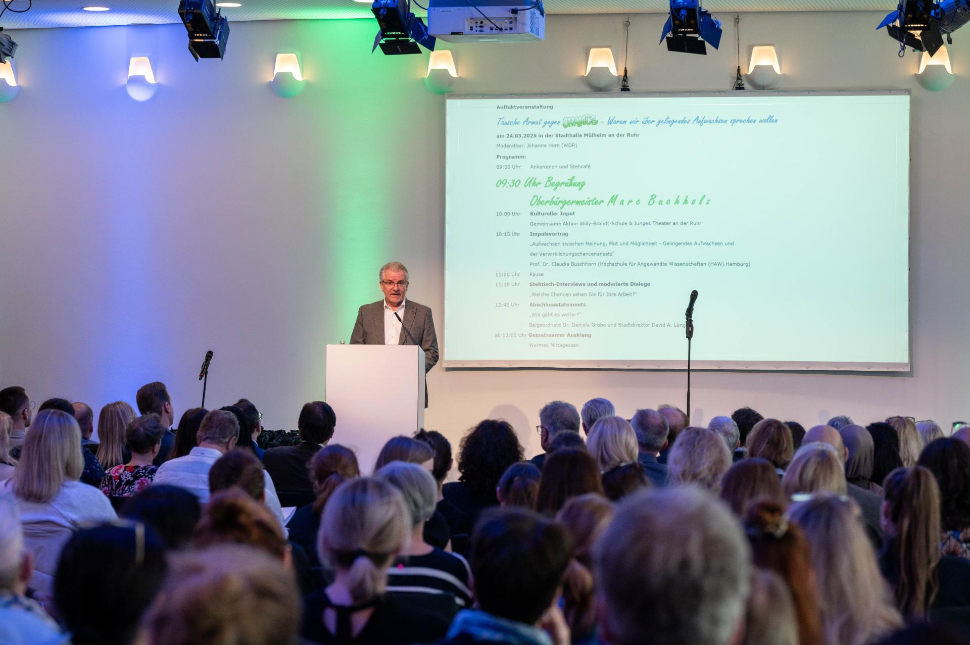 Oberbürgermeister Marc Buchholz begrüßt zum Fachtag "Gelingendes Aufwachsen"