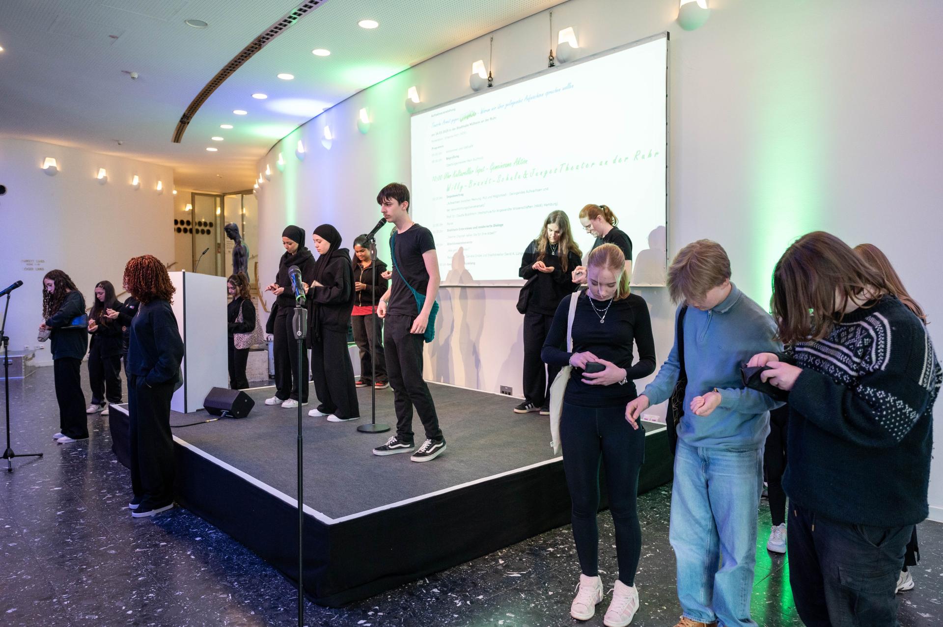 Die Theatergruppe der Willy-Brandt-Gesamtschule geben einen kulturellen Input zum Verwirklichungschancenansatz