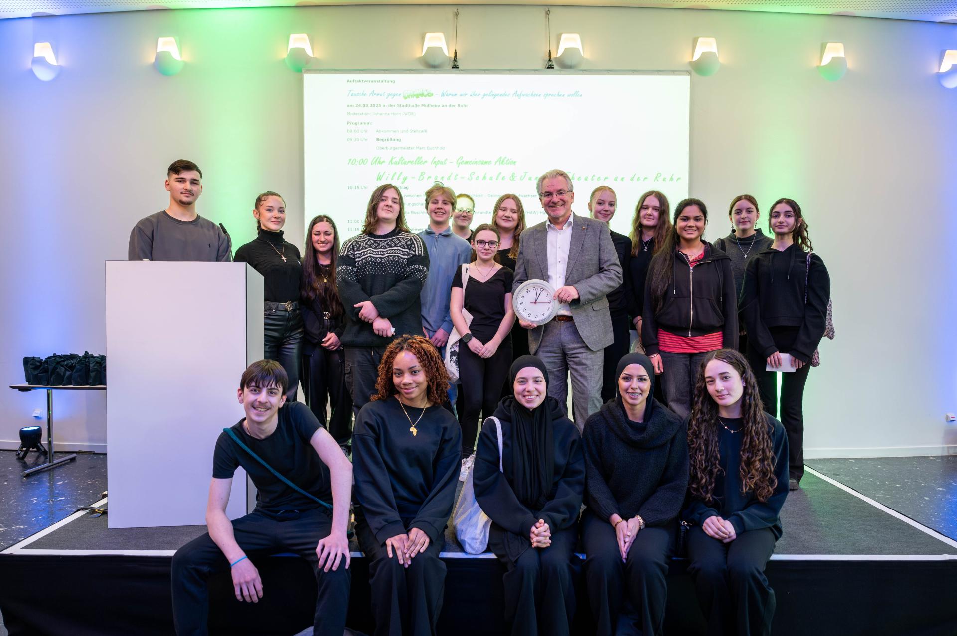 Die Theatergruppe der Willy-Brandt-Gesamtschule zusammen mit Oberbürgermeister Marc Buchholz