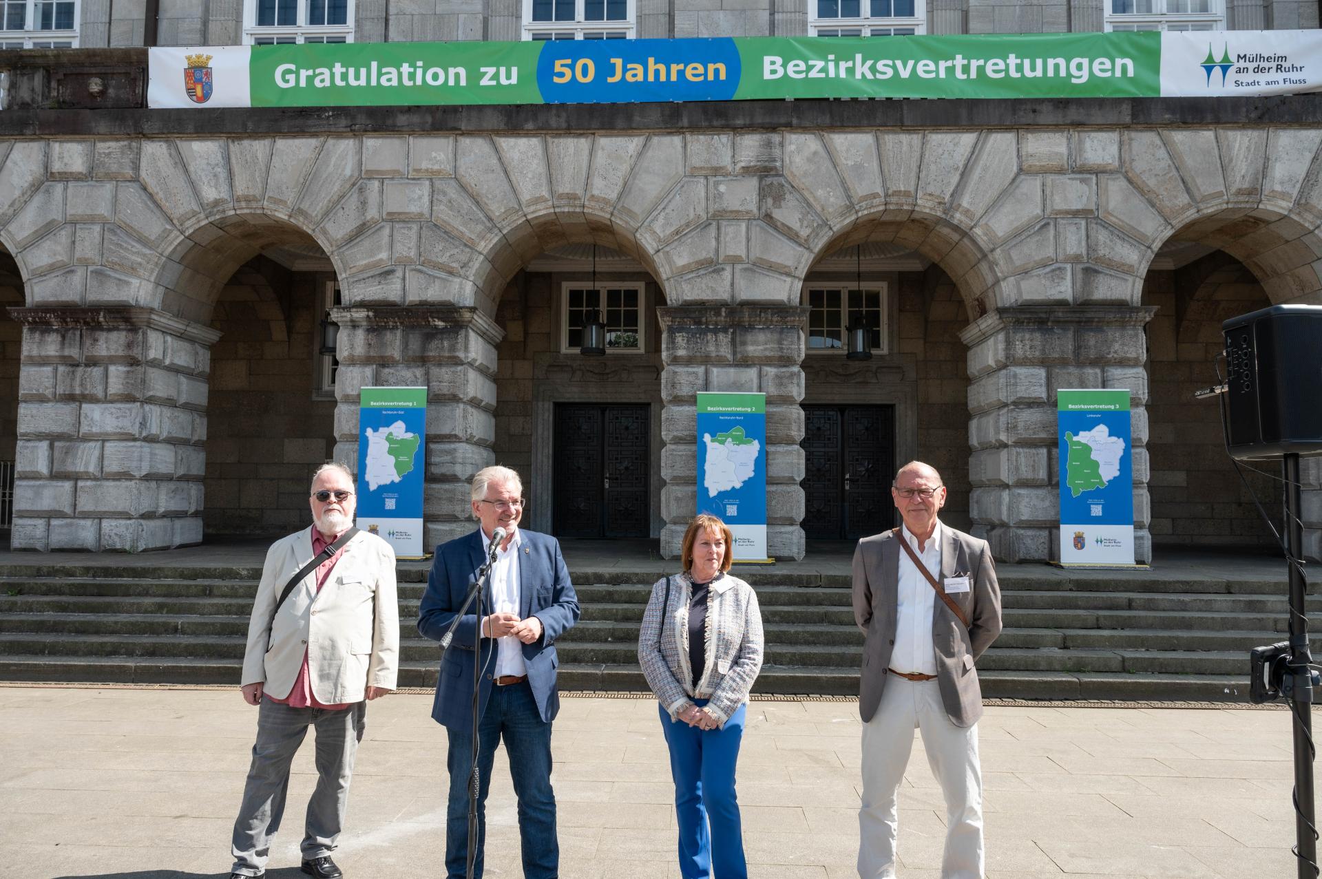 Begrüßung im Rahmen von 50 Jahren Bezirksvertretungen (von links): Bezirksbürgermeister Edgar Simon (BV 1), Oberbürgermeister Marc Buchholz, Bezirksbürgermeister Heinz-Werner Czeczatka-Simon (BV 2) und Bezirksbürgermeisterin Elke Oesterwind (BV 3).