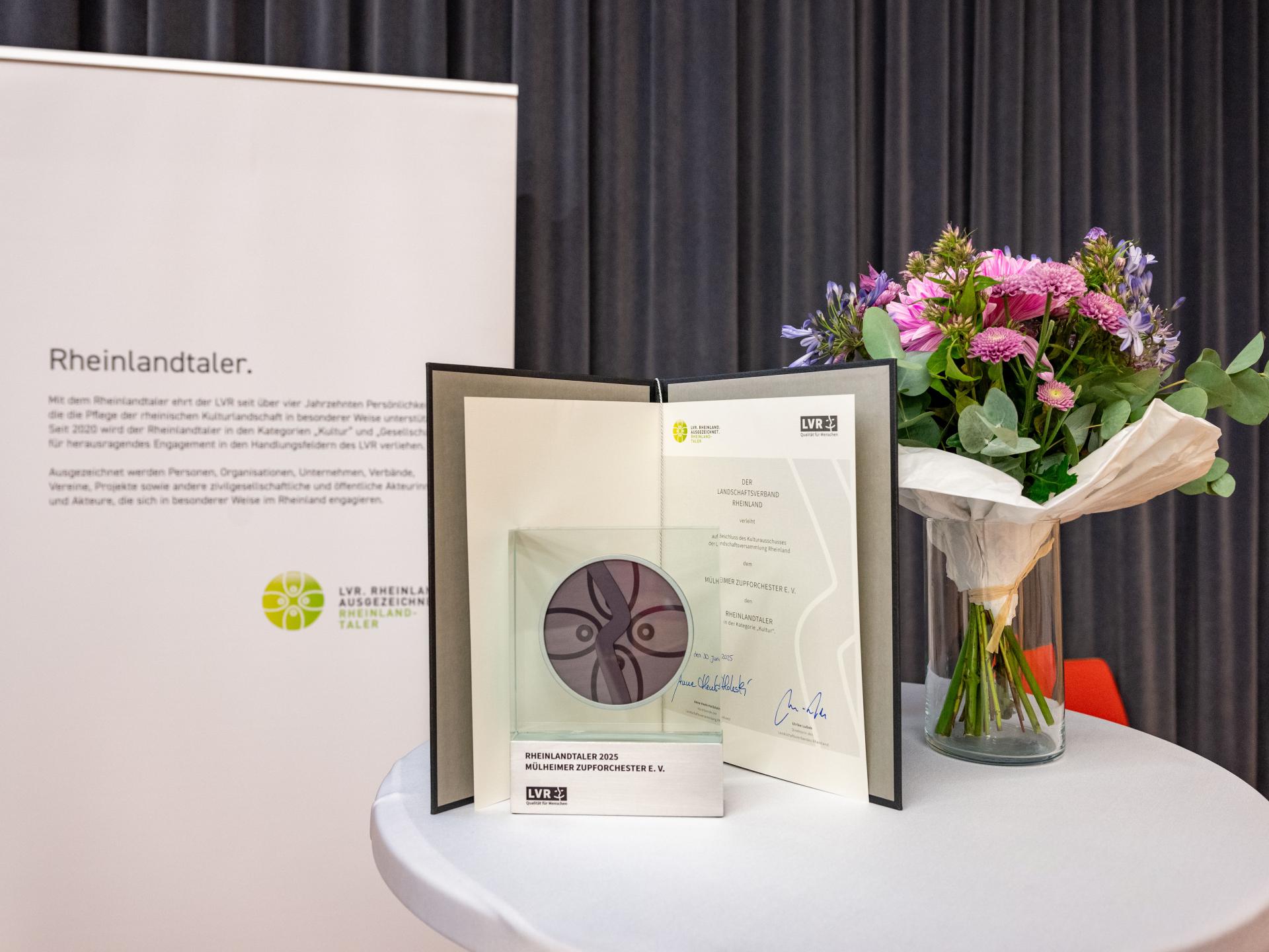 Verleihung Rheinlandtaler am 30. Juni 2025; Preis, Urkunde und Blumenstrauß