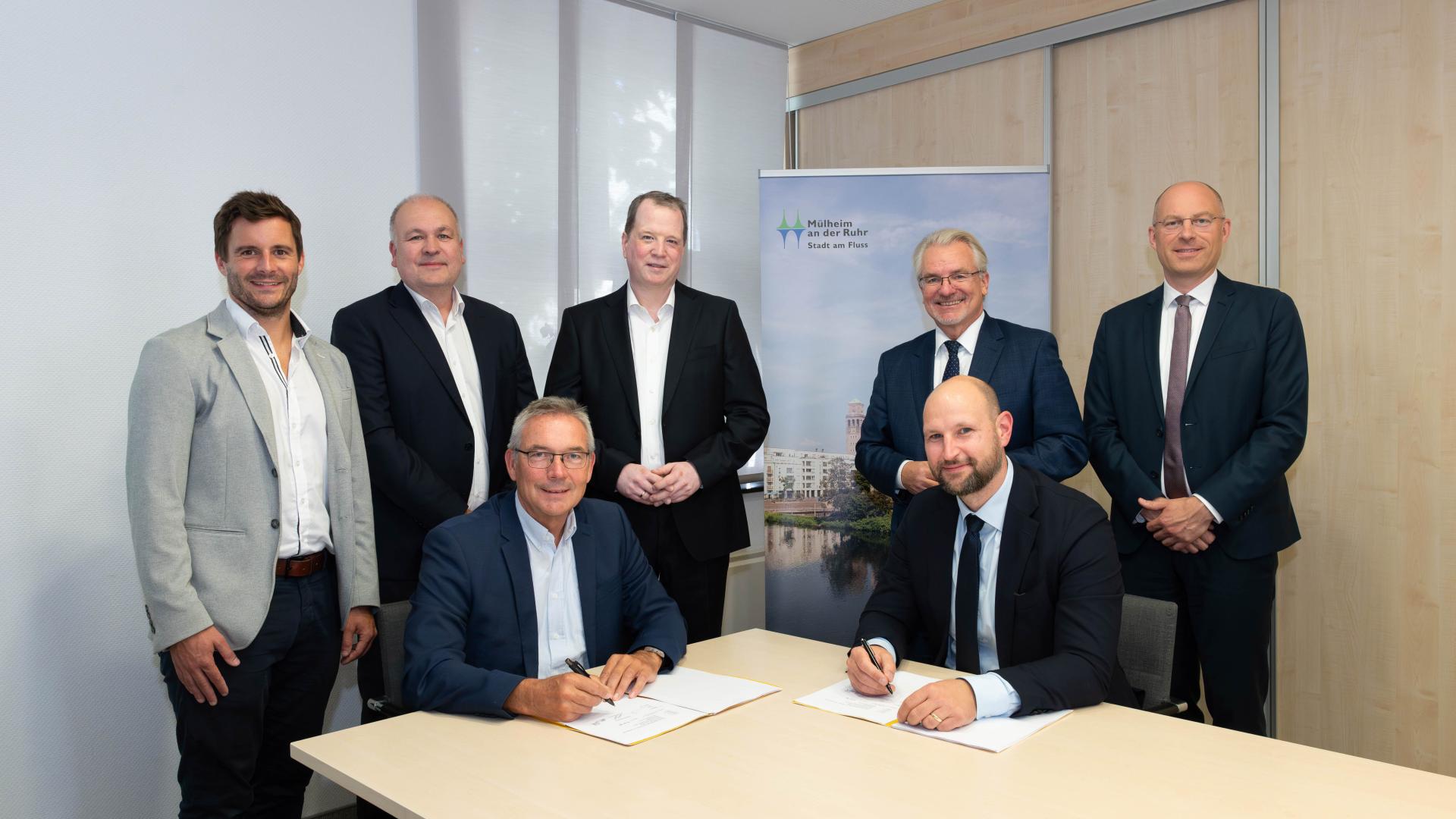 Gruppenfoto Unterzeichnung Mietvertrag CTP E.ON