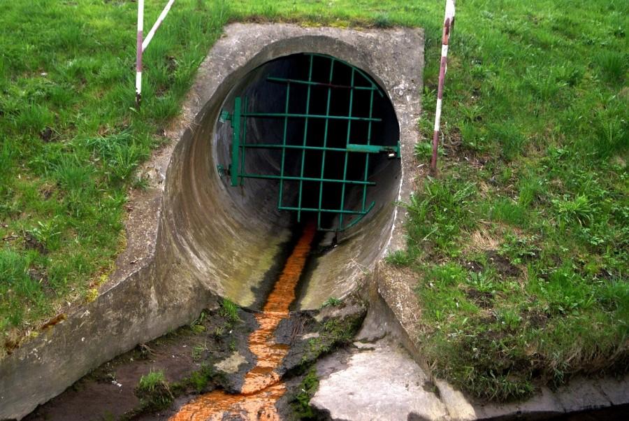 Abwasser, das aus einem Kanalrohr in die öffentliche Kanalisation fließt.