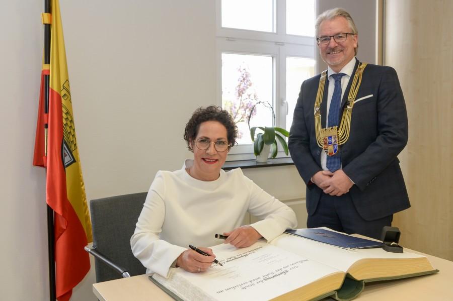 Verleihung des Ehrenrings der Stadt Mülheim an der Ruhr durch Oberbürgermeister Marc Buchholz an Eva-Maria Wald-Striedelmeyer.