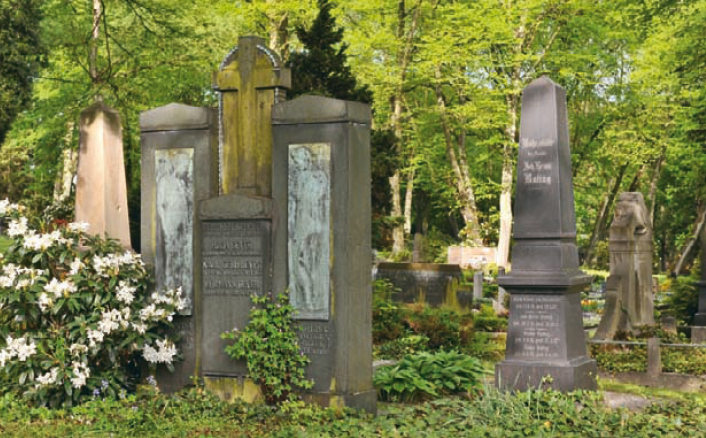 Grabmale auf dem historischen Altstadtfriedhof in Mülheim