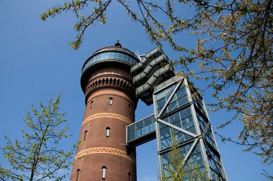 Blick von unten auf den Styrumer Wasserturm mit dem Aquarius Wassermuseum.