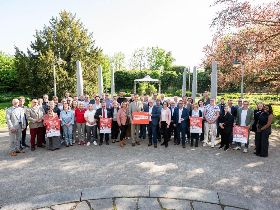 Arbeitnehmer-Empfang der Stadt Mülheim an der Ruhr. Gruppenfoto im Park von Schloss Styrum.Filip Fischer (Vorsitzender DGB Stadtverband Mülheim) und Oberbürgermeister Marc Buchholz im Schloss Styrum.
