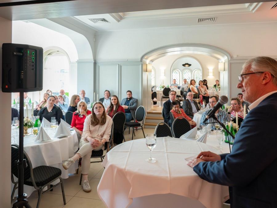 Arbeitnehmer-Empfang der Stadt Mülheim an der Ruhr. Marc Buchholz hält eine Rede im gefüllten Saal von Schloss Styrum. DGB Stadtverband Mülheim.