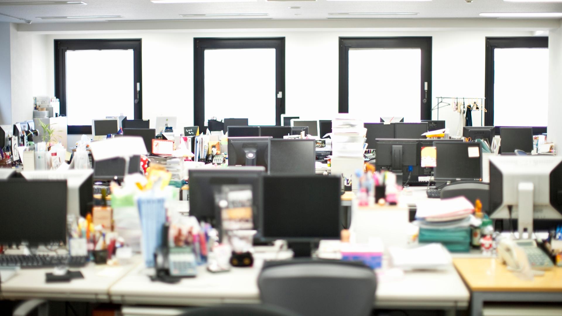 Ein Büro mit mehreren Schreibtischen.