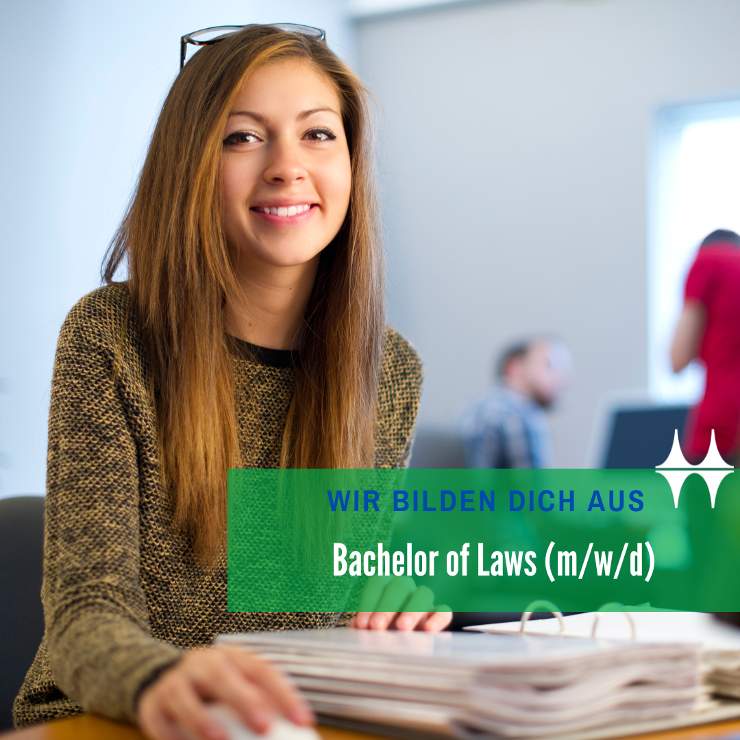 Das Bild zeigt eine junge Frau sitzend an einem Tisch. Auf dem Tisch vor ihr liegt ein aufgeschlagener Aktenordner. Sie lächelt in die Kamera.