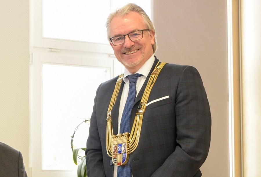Oberbürgermeister Marc Buchholz trägt Amtskette