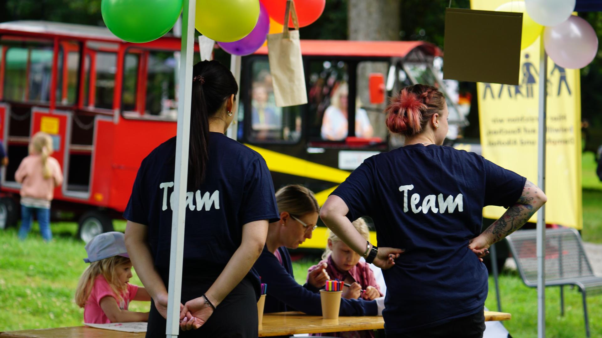 Zwei Teamerinnen der Stadt Mülheim bei einem Kinderfest