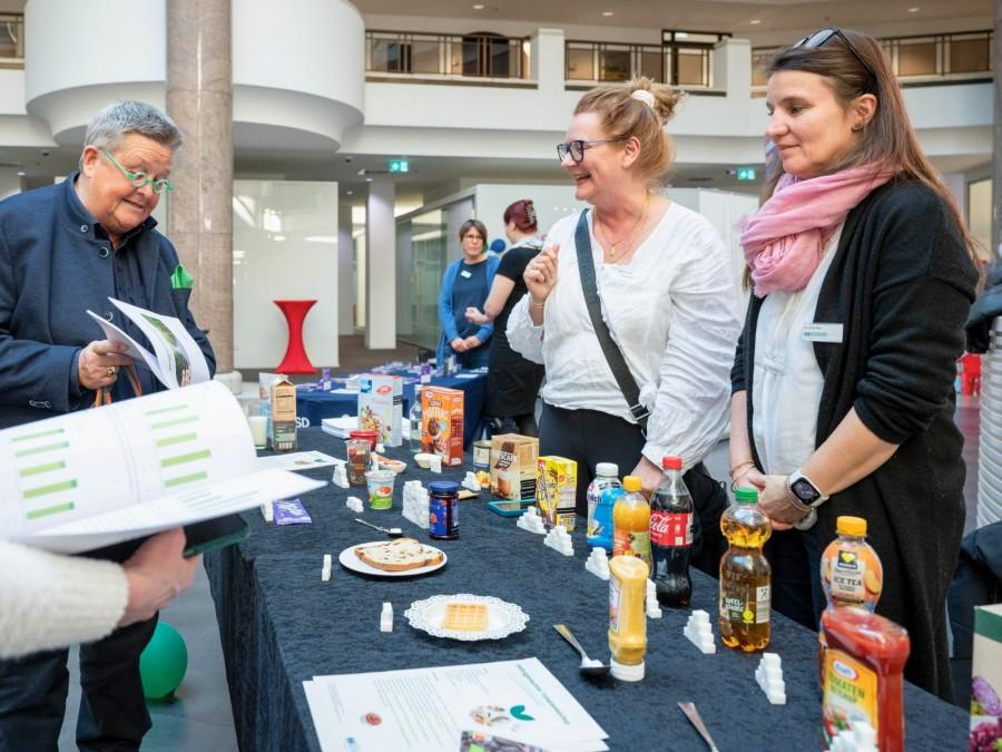 Die Mitarbeiterinnen des Gesundheitsamtes, Sabine Dohrmann (Mitte) und Daniela Hay (rechts), gaben Dr. Daniela Grobe (links) wertvolle Tipps für eine gesunde Ernährung.