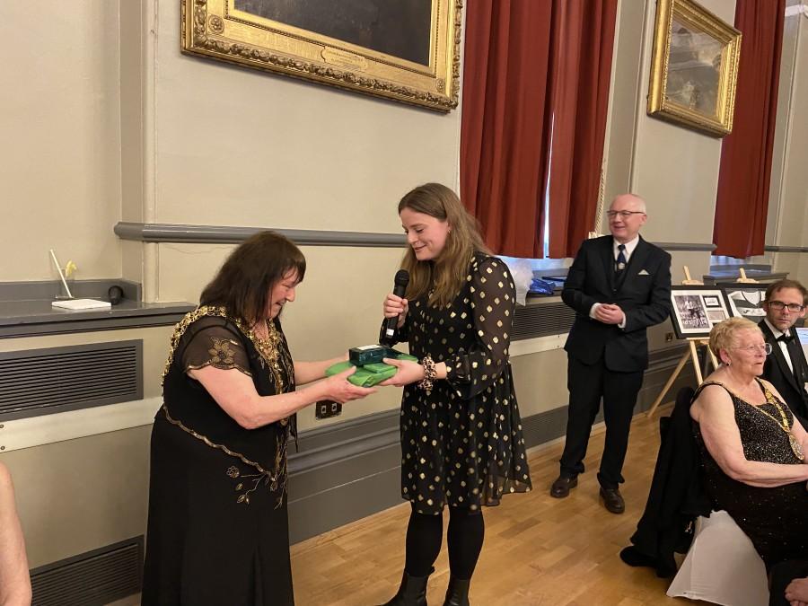Mülheims Bürgermeisterin Ann-Kathrin Allekotte (rechts) übergibt der Bürgermeisterin in Darlington Jan Cossins (links) die Gastgeschenke anlässlich der Einladung zum „Mayor’s Charity Ball“.