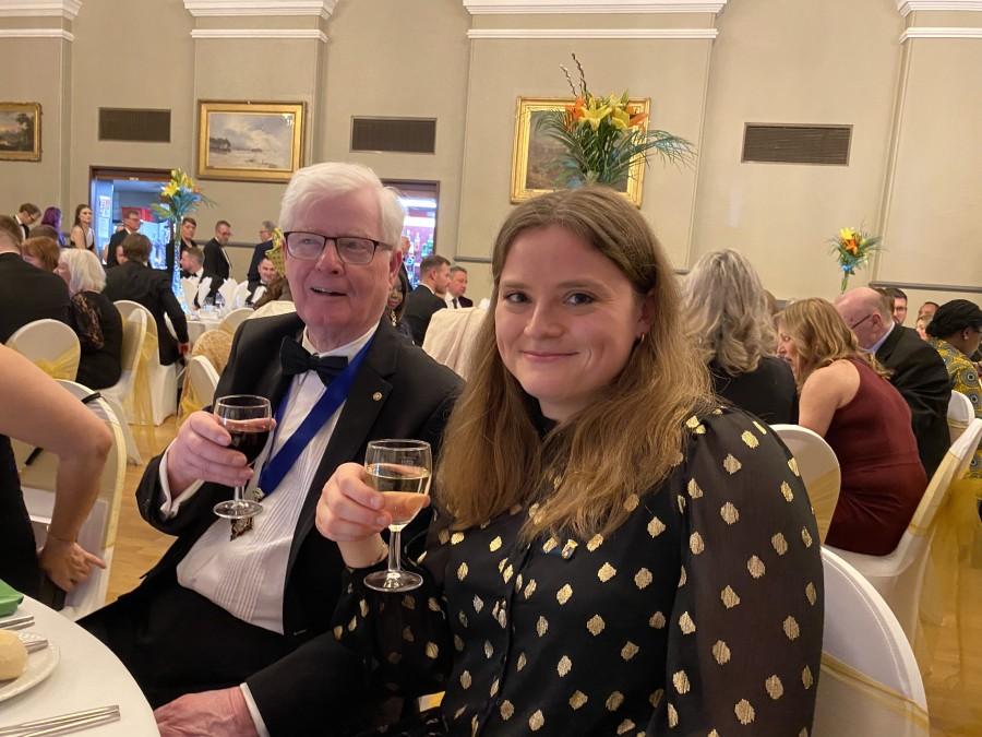 Tom Nutt (links), ehemaliger Bürgermeister und Councillor von Darlington, mit Bürgermeisterin Ann-Kathrin Allekotte beim „Mayor’s Charity Ball“.