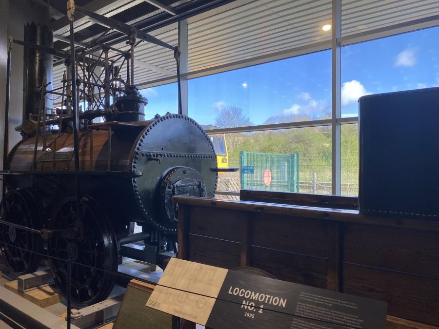 Erste Dampflokomotive, die einen Personenzug zog im Museum Locomotion Shildon.