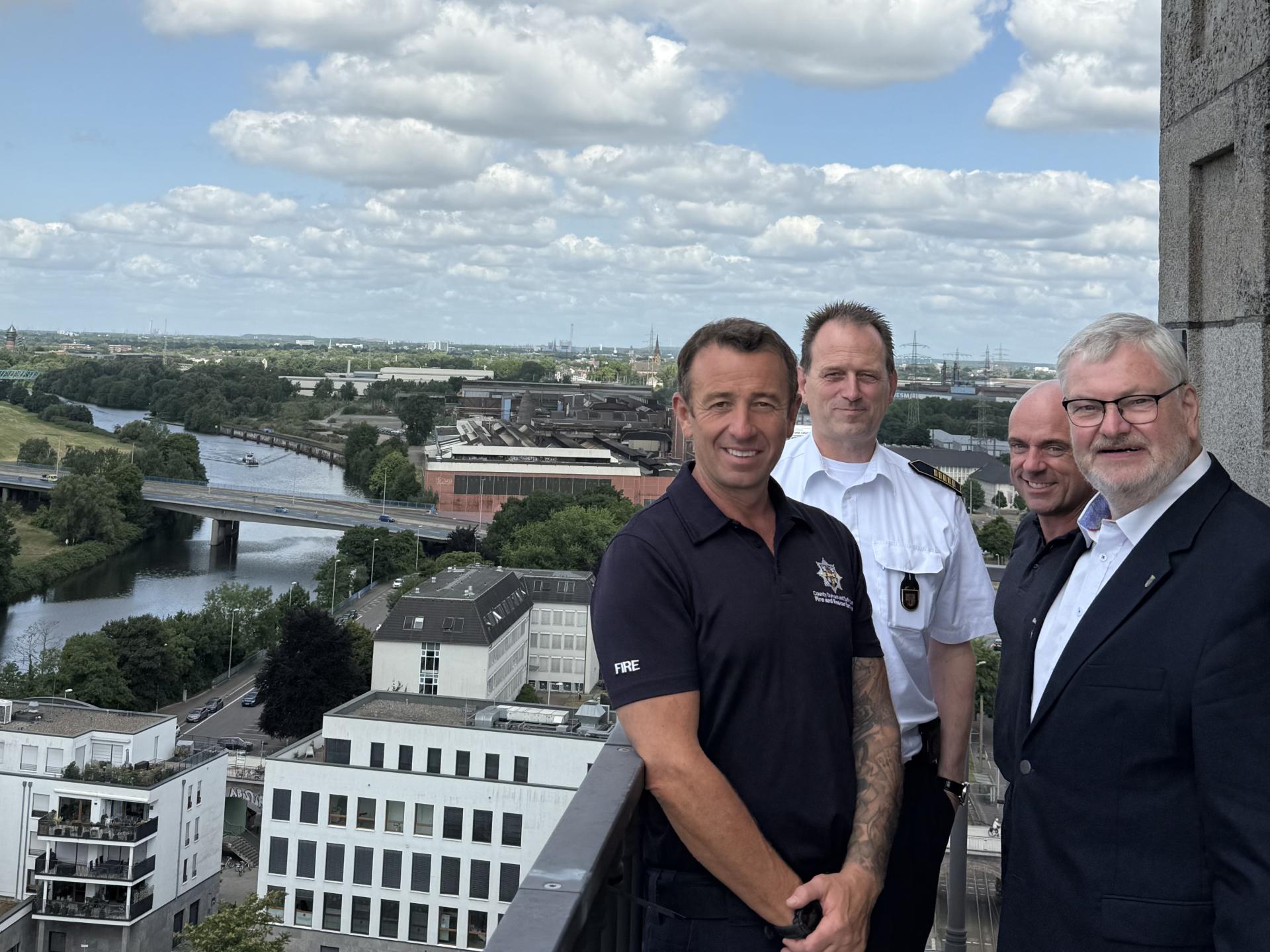 Offizielle Begrüßung im Rathaus (von links nach rechts): Ken Lyons (Feuerwehr des County Durham and Darlington Fire and Rescue Service); Leiter der Feuerwehr Mülheim an der Ruhr, Sven Werner; Marcel Gerritz (Amt 37) und Bürgermeister Markus Püll.