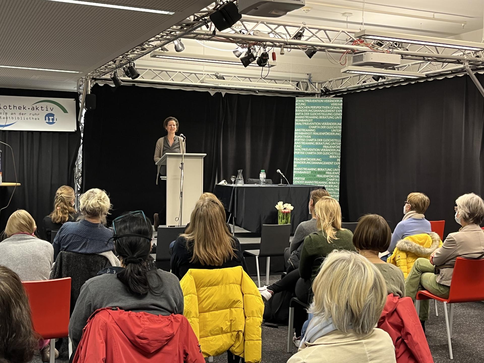 Am Internationalen Frauentag 2022 hat die Gleichstellungsstelle zu einem Vortrag in das MedienHaus eingeladen. Die Autorin Susanne Kaiser hat über Politische Männlichkeit und die neue autoritäre Bewegung referiert.