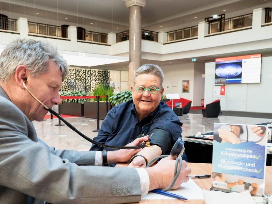 Dr. Daniela Grobe mit Thomas Hecker beim Blutdruckmessen