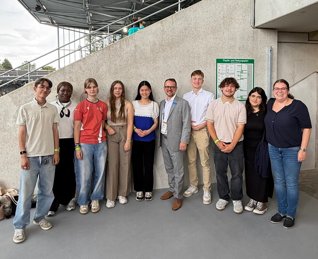 Der Jugendstadtrat hat sich zusammen mit Stadtdirektor David Lüngen im Lorheidestadium in Bochum zum Gruppenfoto aufgestellt.