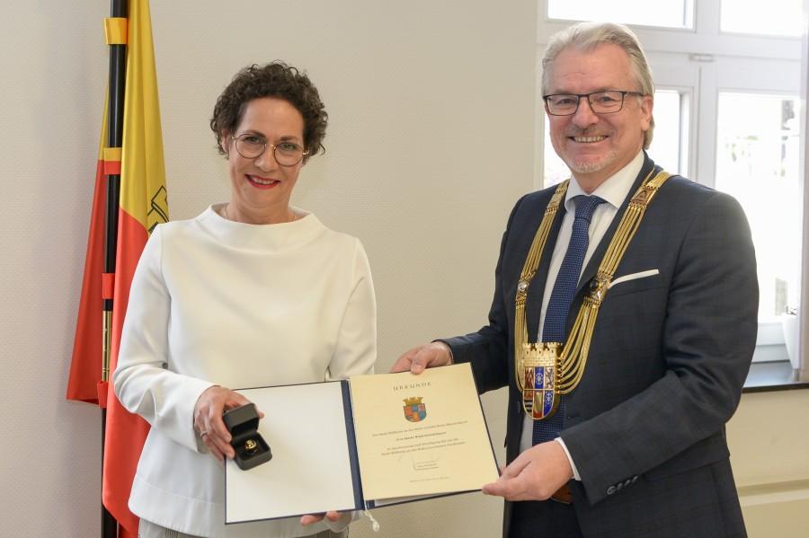 Verleihung des Ehrenrings der Stadt Mülheim an der Ruhr durch Oberbürgermeister Marc Buchholz an Eva-Maria Wald-Striedelmeyer am 7. Mai 2021.