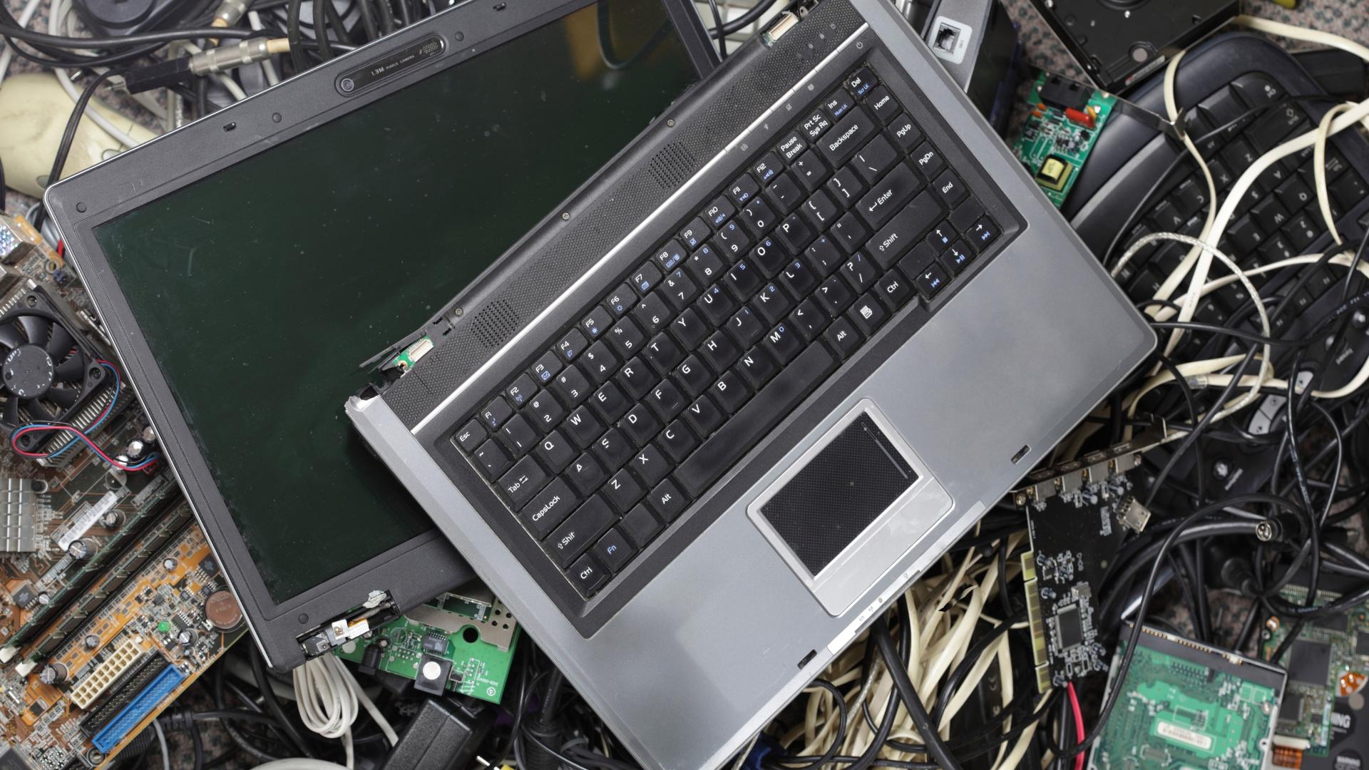 Verschrottete Elektrogeräte, beispielsweise Laptops.
