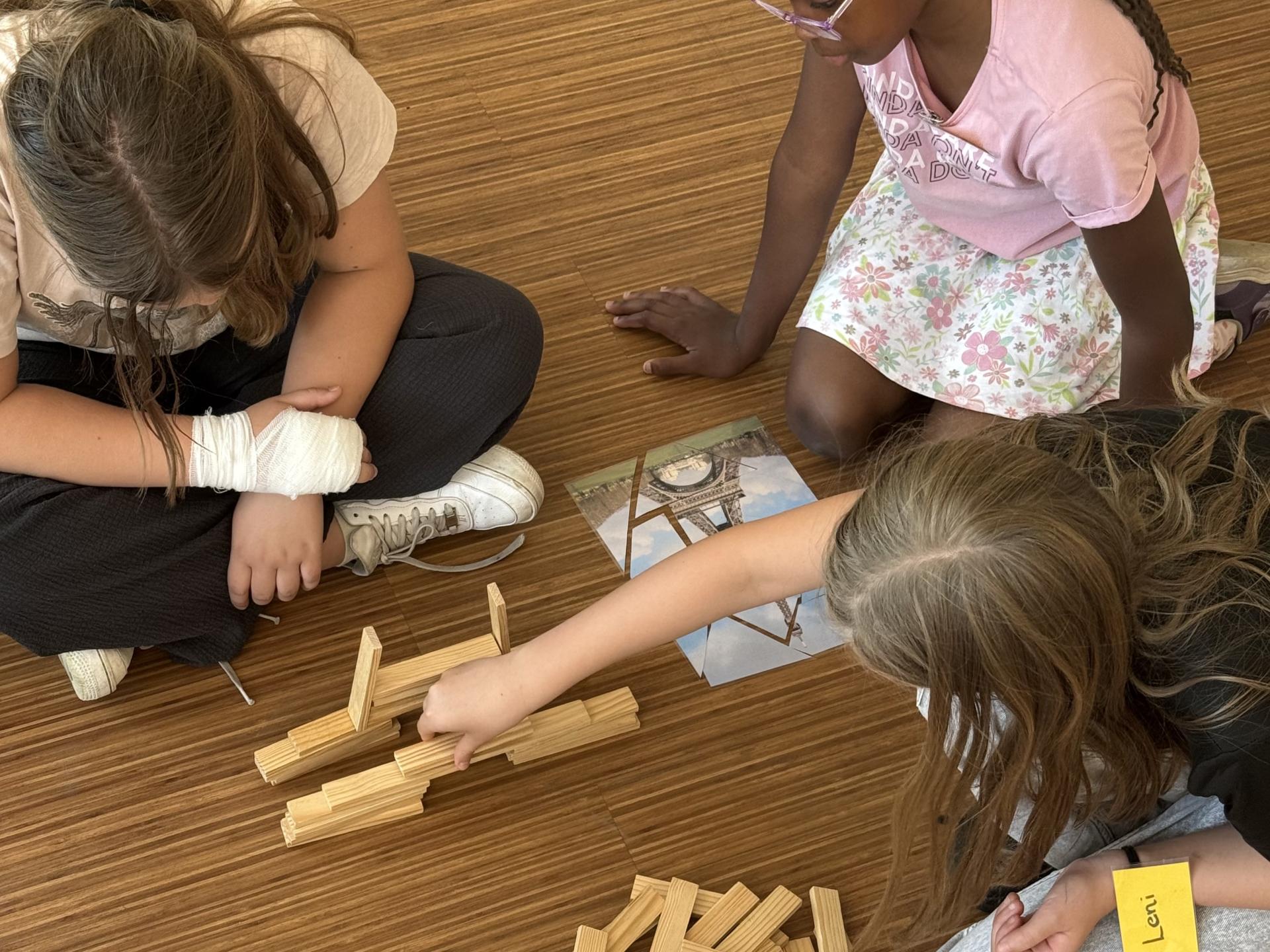 Am Freitag, den 4. Juli 2025, verwandelte sich das Berufskolleg Stadtmitte erneut in eine bunte europäische Erlebniswelt. An der Quizstation stellten die Kinder unter Beweis, wie viel sie über Europa gelernt hatten.