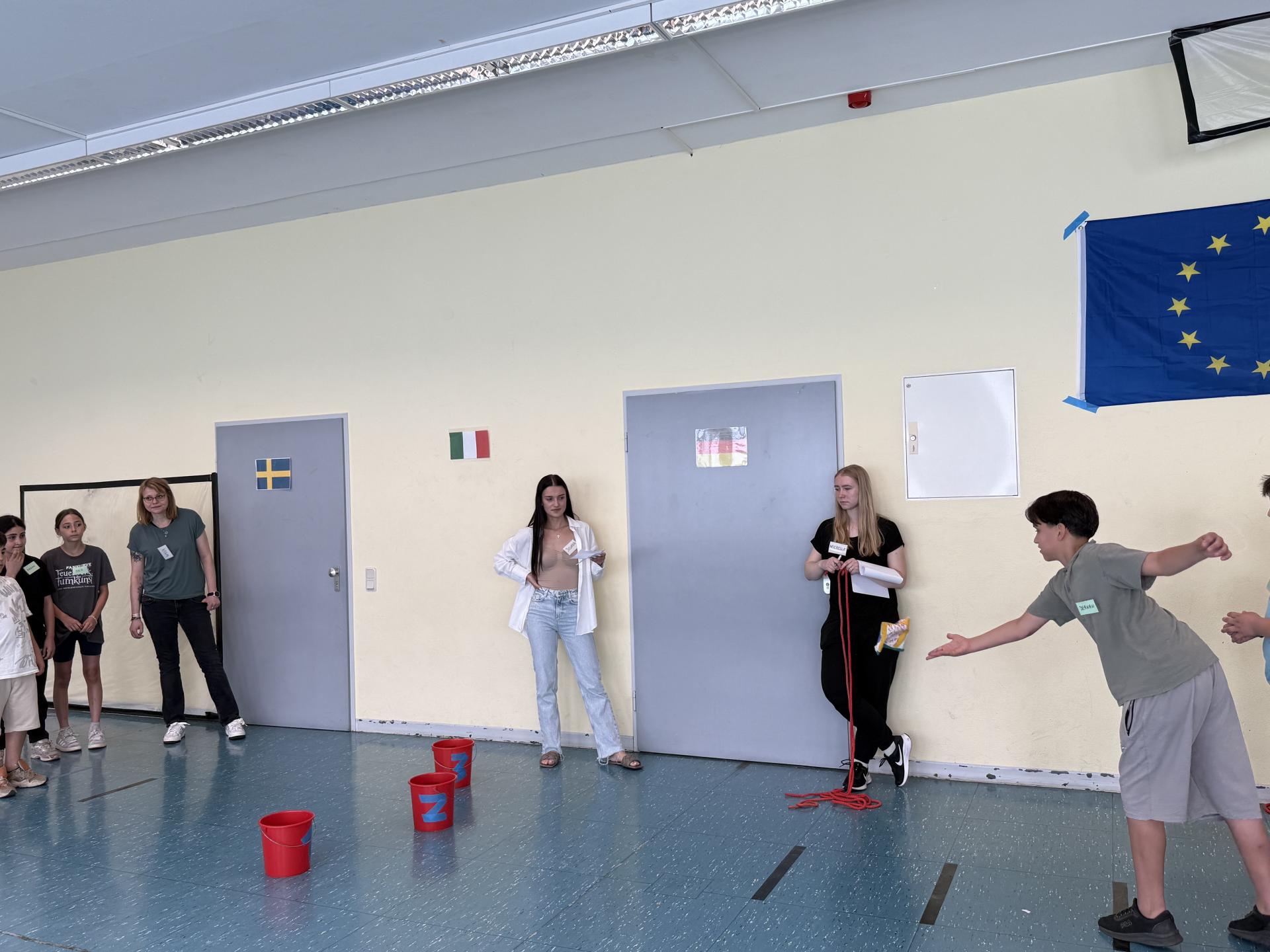 Bei spannenden Bewegungsspielen wie Sackwerfen oder Tanzspielen zu verschiedenen europäischen Hauptstädten wurde das Wissen über Europa auf spielerische Weise vertieft.