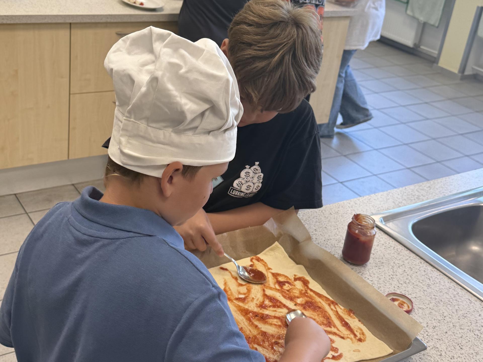 Ein besonderes Highlight war die Kochstation. Von Pizza aus Italien bis zu griechischen Salat bereiteten die Kinder gemeinsam mit den Studierenden europäische Spezialitäten zu.
