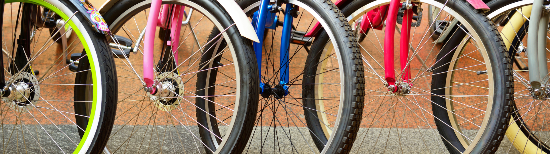 Mehrere bunte Fahrräder stehen in einer Reihe